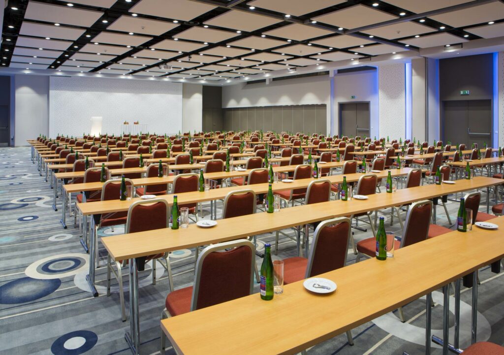 Konferencni mistnost Orea congress hotelu s usporadanim ve stylu skola