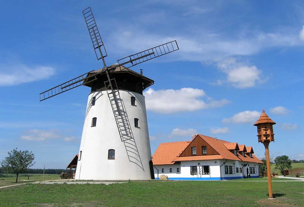 Pohled na prilehly vetrny mlyn hotelu Bukovansky mlyn