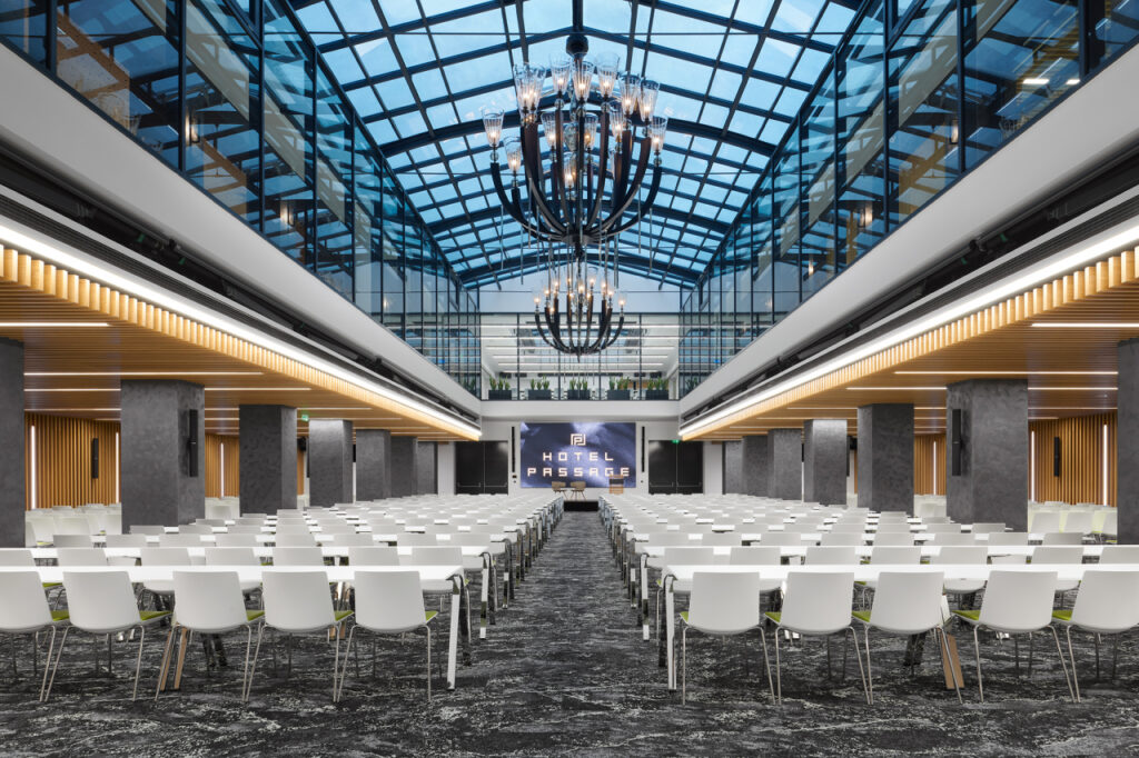 Konferencni mistnost hotelu Passage s usporadanim ve stylu divadlo