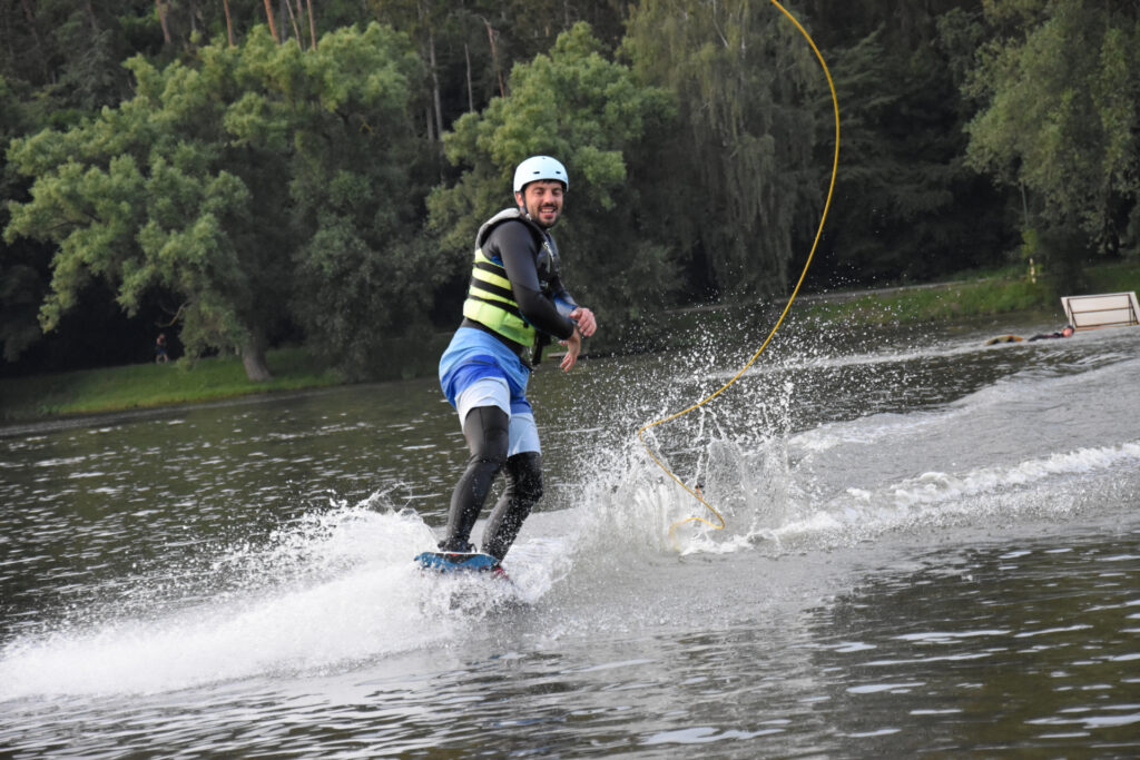 Muz na wakeboardu zahazujici tazne lano v Jeodvnicich