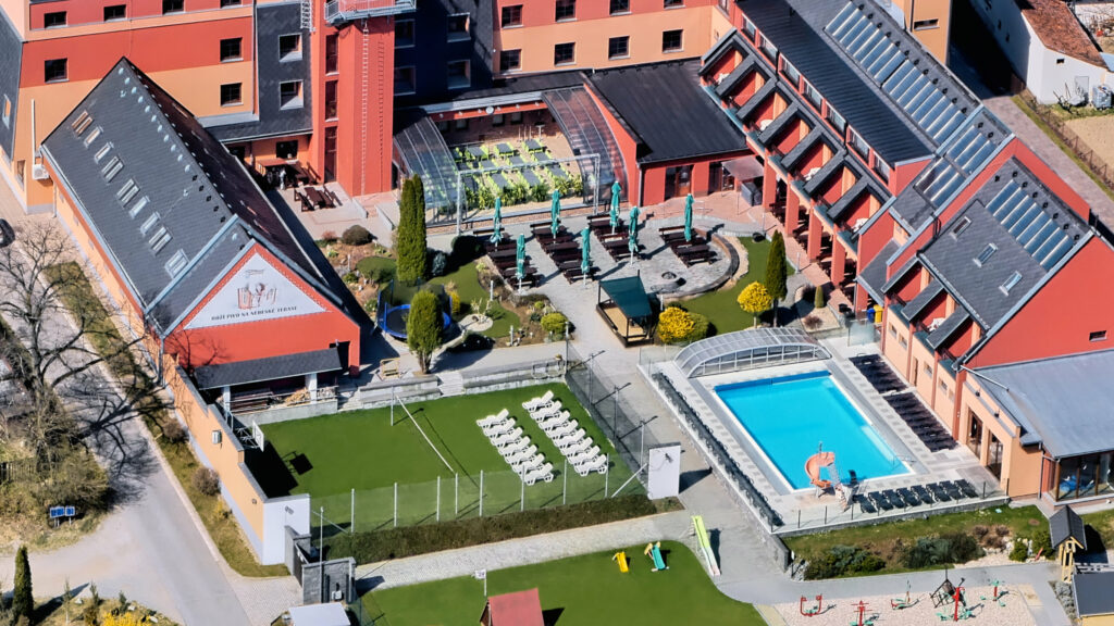 Aerial view of the Panorama hotel with pool and courts