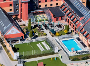 Aerial view of the Panorama hotel with pool and courts