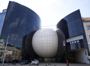 The main entrance of the Sono hotel