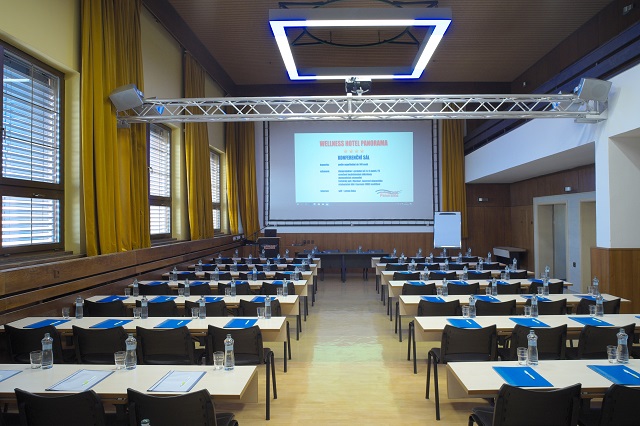 Konferencni mistnost s usporadanim ve tvaru skola v hotelu Panorama