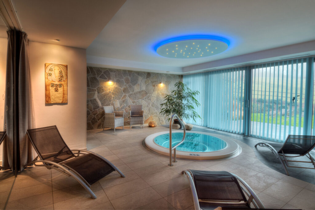 Wellness with a hot tub and sunbeds at the Samsara Estate