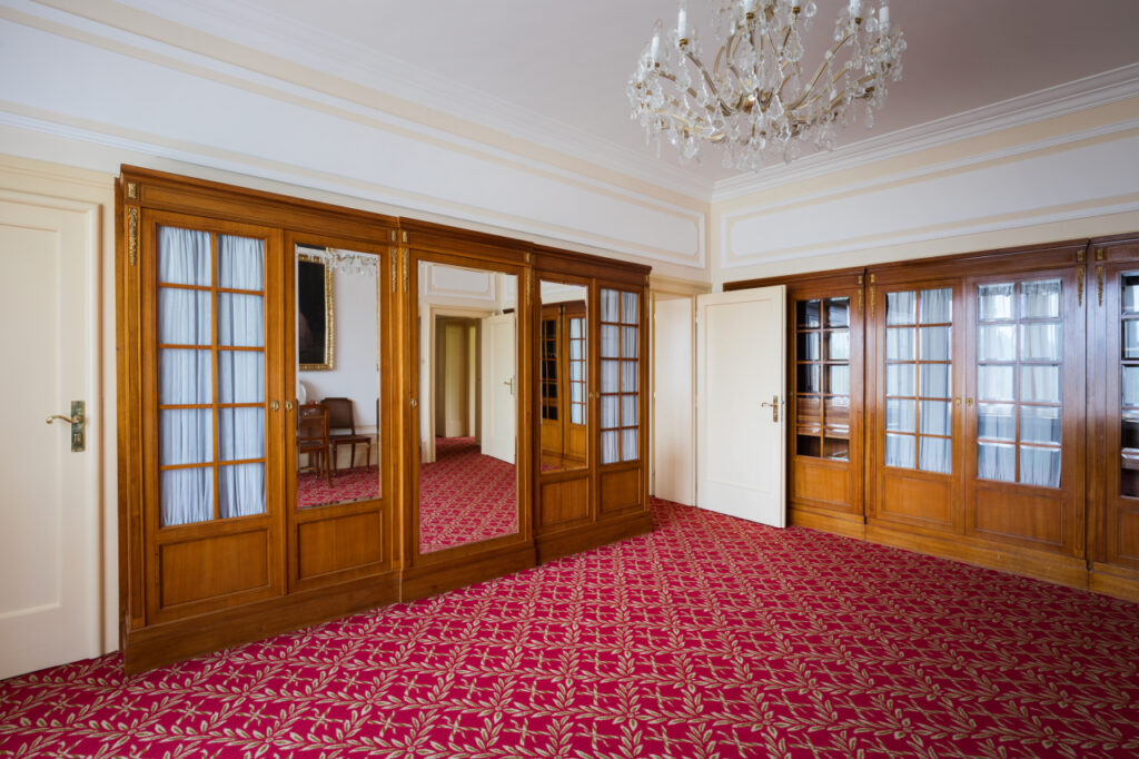 A room in Villa Stiassni with a red carpet and mirrors