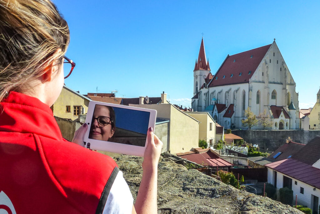 TerraHunt hra ve meste s pouzitim tabletu