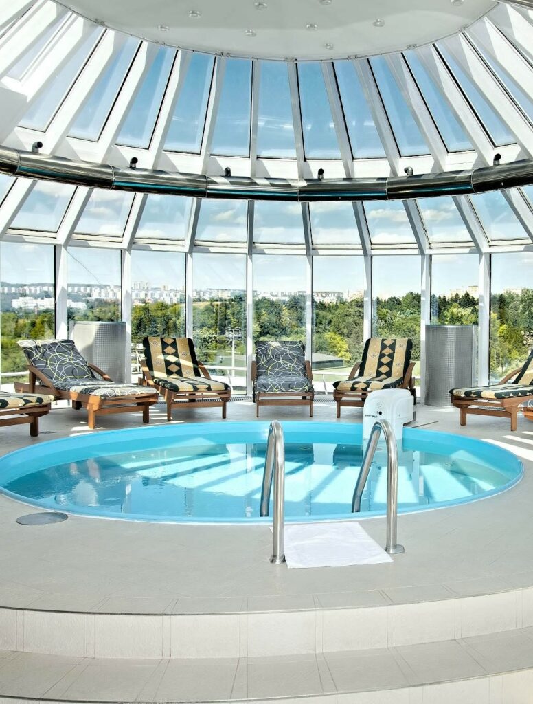 Jacuzzi under the glass roof in the Cosmopolitan Bobycentrum hotel